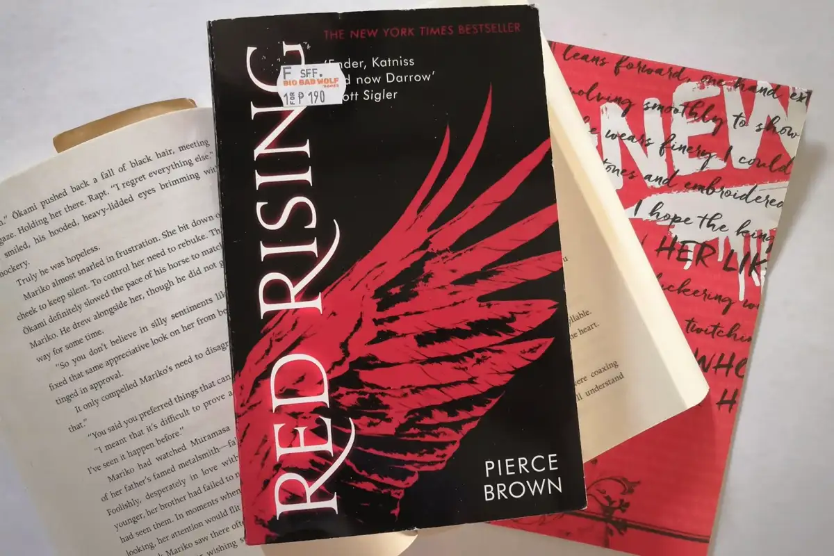 A Dűne megvolt, de ezek még mindig a polcon porosodnak: 3 kultikus sci-fi trilógia, amiből őrületes sorozat lenne