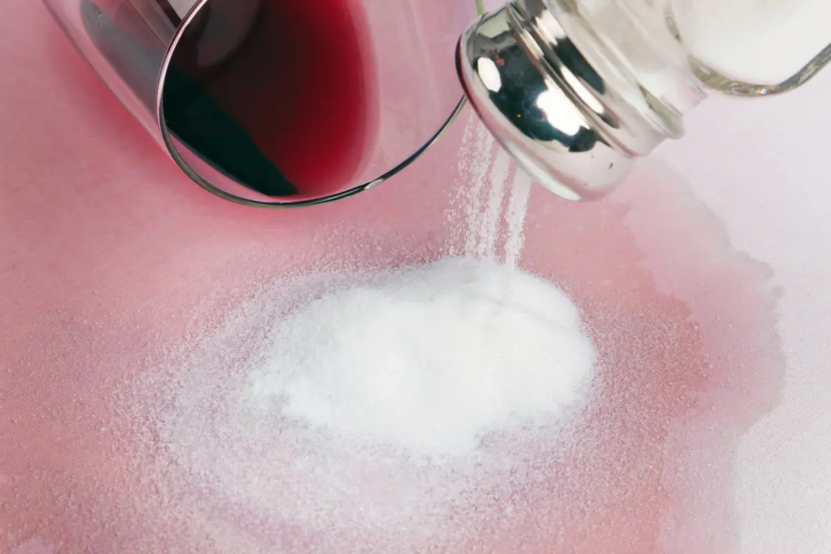 Hogyan távolítsd el a vörösbor foltokat 10 perc alatt? Drága eszközök nélkül – otthoni mentőöv!