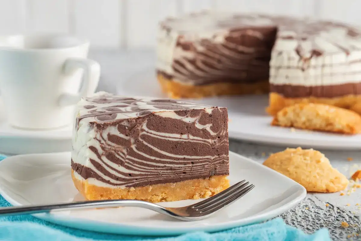 Zebra torta sütés nélkül: keksz + vaníliás krém csíkos csoda – 30 perc aktív, 8 adag finomság!