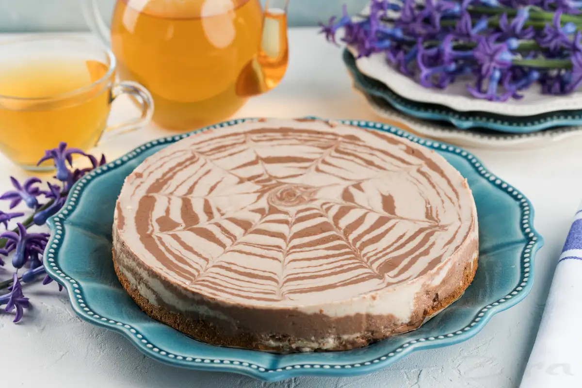 Zebra torta sütés nélkül: keksz + vaníliás krém csíkos csoda – 30 perc aktív, 8 adag finomság!