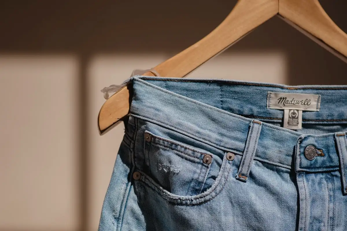 A farmer, amitől a kedvenc nadrágod 10 évig új marad – a mosás titka, amit a szakértők is így csinálnak