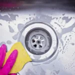 A mustárpor, amitől a mosogató szaga 2 perc alatt eltűnik – a profik titka, amitől a lefolyó úgy illatozik, mintha most szerelték volna fel