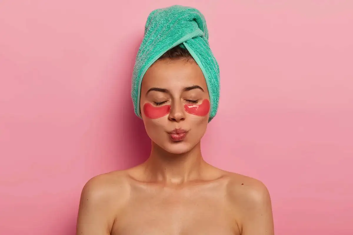 Miért nem szabad 20 percnél tovább hagyni a szemtapaszt – a koreaiak titka, amitől a bőröd másnap reggel világít