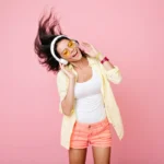 Miért kezdünk el önkéntelenül dobolni a lábunkkal, ha szól a zene – a tudomány magyarázata, amitől leesik az állad