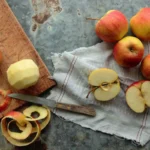 Az almahéj téli varázslata – amikor a konyhai „hulladék” életet lehel a szobanövényekbe és a téli kertbe