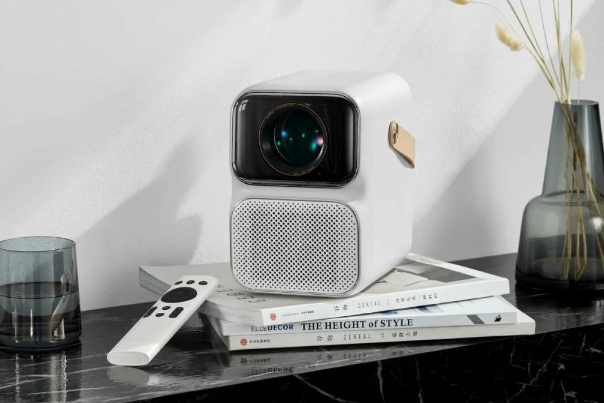 A tinédzserek ajándékozása olyan, mint egy aknamező: ha nem találod el, maximum egy „kösz” és kész. De ha technóval jössz, és pontosan azt hozod, amiről álmodnak… nos, akkor te leszel az év szülője/bátyja/nagynénje. Íme a 20 tuti befutó 2025-ben, amitől leesik az álluk. Hang + atmoszféra, amitől vibrál a szoba Beats Solo 4 – új színek, brutális hang, egész nap bírja JBL Clip 5 – karabinerrel, vízálló, buli bárhol, bármikor Sonos Roam 2 – prémium hang, 10 óra üzemidő, összeköthető a többivel Govee RGBIC LED szalag 30 m – zene szinkron, app + hangvezérlés, TikTok-ready szoba azonnal Galaxy Moon Lamp – 16 szín, távirányító, galaxis hangulat a plafonon Kontentgyártás és kreativitás Polaroid Now Gen 3 – instant fotó, amit kézbe lehet fogni (és kiragasztani a falra) Selfie Ring Light + telefonállvány – profi világítás TikTok/Instagram live-okhoz Metapen Pencil A8 – pixelpontos stylus iPadhez, rajzolás és jegyzetelés új szinten Flashforge Adventurer 5M – belépő 3D nyomtató, amivel saját figurákat printelhet Boldever 4K mini projektor – 120"-es Netflix a plafonon, moziélmény a szobában Őrült és menő játékok Otamatone Deluxe – japán furcsa japán hangszer, amivel virális videókat lehet forgatni Ikarao Karaoke gép + 2 mikrofon – YouTube-karaoke party azonnal PowerUp 4.0 – papírrepülőből RC-drón 30 km/h-val Cosmic Globe Hover Ball – világít, visszatér a kézbe, éjszakai őrület Lightning Reaction Reloaded – aki a leglassabb, áramot kap (kicsit, de fáj, imádni fogják) Praktikus túlélőcuccok, amit titokban imádnak Apple AirTag 4 db-os csomag – soha többé nem veszik el a kulcsot/táskát/telefont Charmast 26800 mAh powerbank 6 kimenettel – egyszerre tölti a telefont, fülhallgatót, órát Ray-Ban Meta okosszemüveg – kamera + nyitott hangszóró + AI, a menőség csúcsa 1000×-es kézi mikroszkóp 4K kijelzővel – bogarak, bőr, pénz, minden durva közelről Hoverpen 3.0 – lebegő toll, ami állva is megáll, csak hogy flexeljen az íróasztalon Melyik lenne a te tinédzsered #1 kívánsága a listáról? Írd meg kommentben, és segítek kiválasztani a tökéleteset!