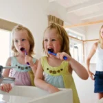 Hogyan szoktasd rá a gyereket a fogmosásra úgy, hogy ne legyen örök küzdelem – bevált módszer, amit minden szülő kívánni fog