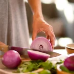 Hogyan tüntesd el a hagymaszagot a kezedről – 4 séf-trükk, ami azonnal működik, és egy sem szappan