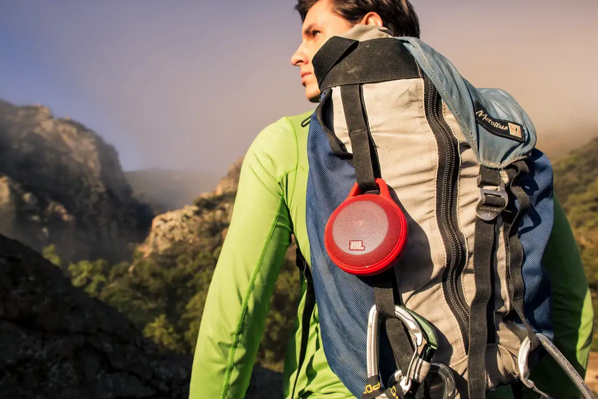 A tinédzserek ajándékozása olyan, mint egy aknamező: ha nem találod el, maximum egy „kösz” és kész. De ha technóval jössz, és pontosan azt hozod, amiről álmodnak… nos, akkor te leszel az év szülője/bátyja/nagynénje. Íme a 20 tuti befutó 2025-ben, amitől leesik az álluk. Hang + atmoszféra, amitől vibrál a szoba Beats Solo 4 – új színek, brutális hang, egész nap bírja JBL Clip 5 – karabinerrel, vízálló, buli bárhol, bármikor Sonos Roam 2 – prémium hang, 10 óra üzemidő, összeköthető a többivel Govee RGBIC LED szalag 30 m – zene szinkron, app + hangvezérlés, TikTok-ready szoba azonnal Galaxy Moon Lamp – 16 szín, távirányító, galaxis hangulat a plafonon Kontentgyártás és kreativitás Polaroid Now Gen 3 – instant fotó, amit kézbe lehet fogni (és kiragasztani a falra) Selfie Ring Light + telefonállvány – profi világítás TikTok/Instagram live-okhoz Metapen Pencil A8 – pixelpontos stylus iPadhez, rajzolás és jegyzetelés új szinten Flashforge Adventurer 5M – belépő 3D nyomtató, amivel saját figurákat printelhet Boldever 4K mini projektor – 120"-es Netflix a plafonon, moziélmény a szobában Őrült és menő játékok Otamatone Deluxe – japán furcsa japán hangszer, amivel virális videókat lehet forgatni Ikarao Karaoke gép + 2 mikrofon – YouTube-karaoke party azonnal PowerUp 4.0 – papírrepülőből RC-drón 30 km/h-val Cosmic Globe Hover Ball – világít, visszatér a kézbe, éjszakai őrület Lightning Reaction Reloaded – aki a leglassabb, áramot kap (kicsit, de fáj, imádni fogják) Praktikus túlélőcuccok, amit titokban imádnak Apple AirTag 4 db-os csomag – soha többé nem veszik el a kulcsot/táskát/telefont Charmast 26800 mAh powerbank 6 kimenettel – egyszerre tölti a telefont, fülhallgatót, órát Ray-Ban Meta okosszemüveg – kamera + nyitott hangszóró + AI, a menőség csúcsa 1000×-es kézi mikroszkóp 4K kijelzővel – bogarak, bőr, pénz, minden durva közelről Hoverpen 3.0 – lebegő toll, ami állva is megáll, csak hogy flexeljen az íróasztalon Melyik lenne a te tinédzsered #1 kívánsága a listáról? Írd meg kommentben, és segítek kiválasztani a tökéleteset!