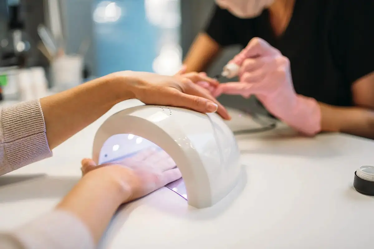 Tényleg gyorsabban szárad a sima körömlakk az UV-lámpában? – a válasz, amit minden körömlakk-rajongónak tudnia kell