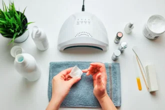 Tényleg gyorsabban szárad a sima körömlakk az UV-lámpában? – a válasz, amit minden körömlakk-rajongónak tudnia kell