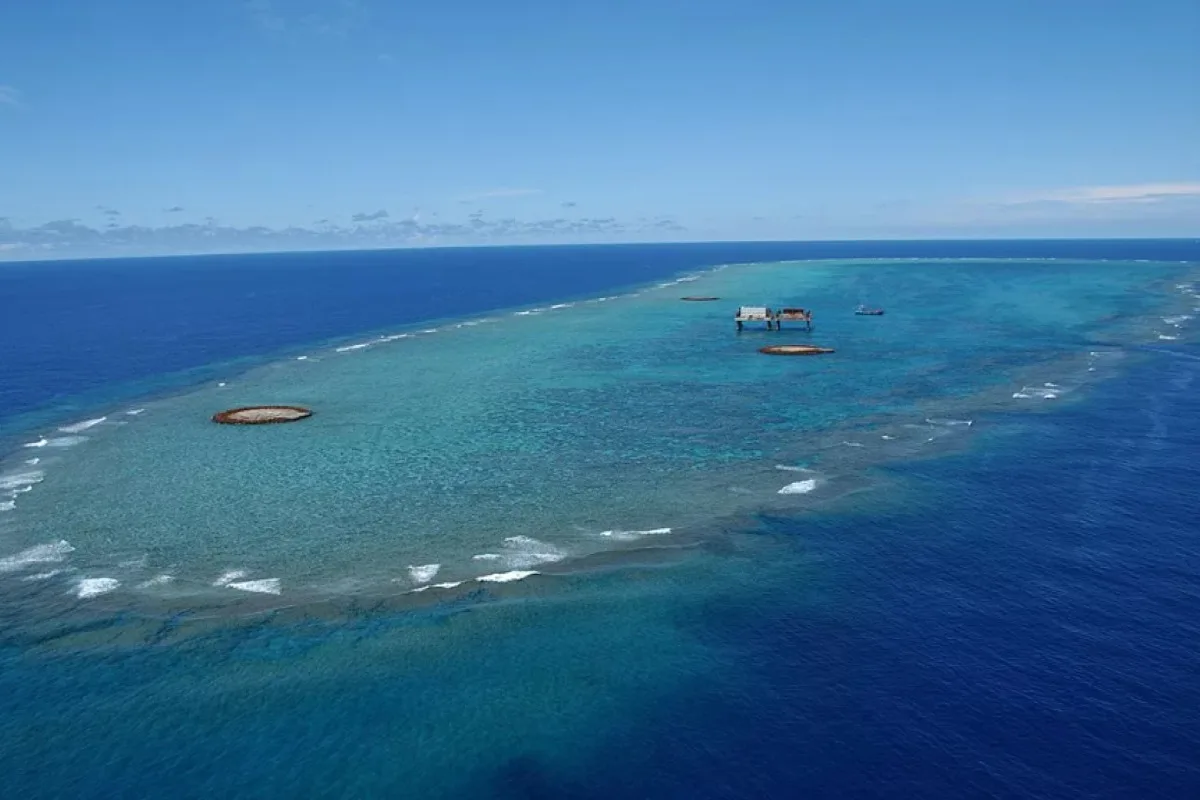 Egy apró szikla a tenger közepén, amiért Japán milliárdokat költ – és amiért Kína majdnem háborút kezdene