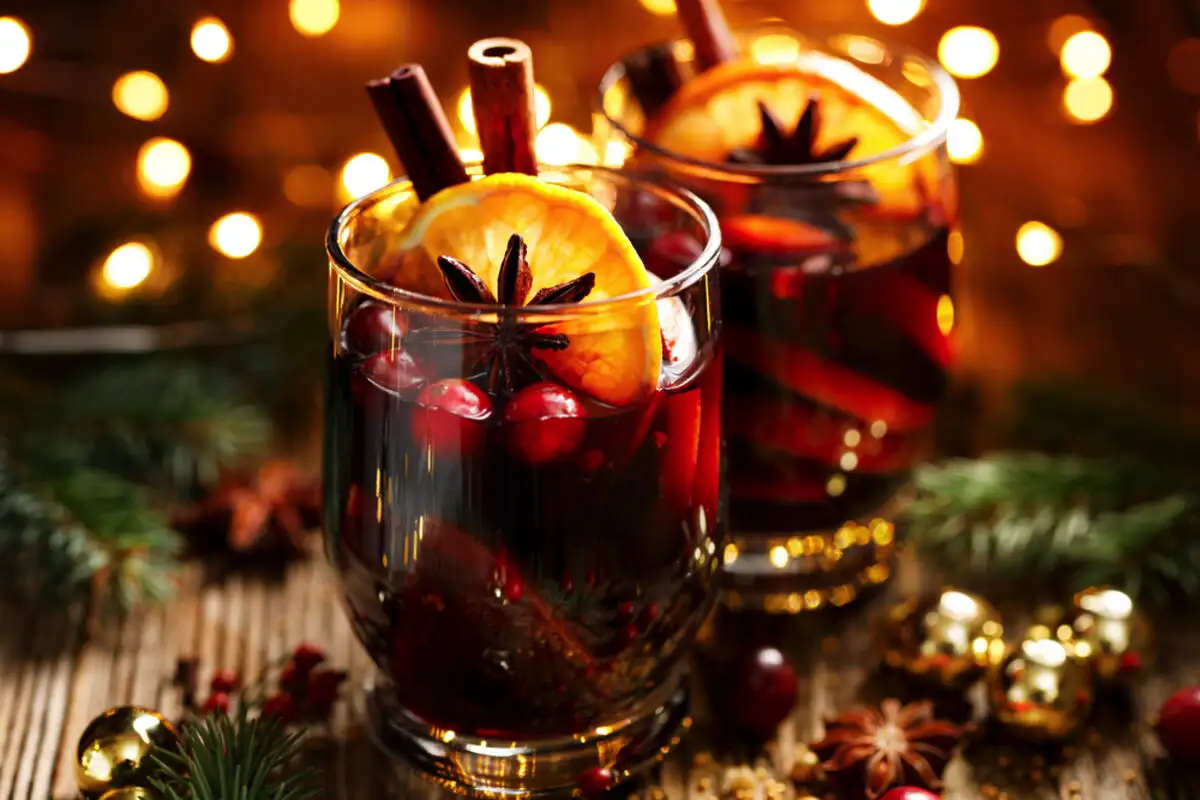 Skandináv mandulás-mazsolás puncs: a tél legmelegebb ölelése egy bögrében