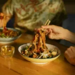 A 2 perces instant tészta, amitől a vendégek azt hiszik, hogy egy szöuli ramenbárban ülnek – a titok, amitől a bolti tészta íze profi szintre emelkedik