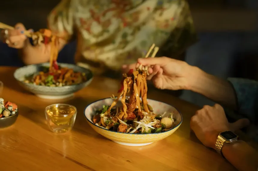 A 2 perces instant tészta, amitől a vendégek azt hiszik, hogy egy szöuli ramenbárban ülnek – a titok, amitől a bolti tészta íze profi szintre emelkedik