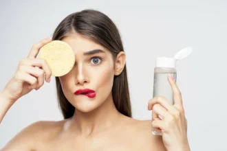 Mi történik a bőröddel, ha sminkben alszol el – a kellemetlen igazság, amitől többé soha nem felejted el a lemosást