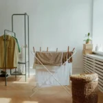 Hogyan szárítsd meg a ruhát hideg lakásban – a trükk, amitől a lepedő másnapra száraz és friss, nem dohos