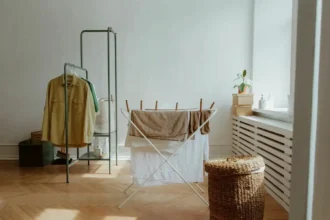 Hogyan szárítsd meg a ruhát hideg lakásban – a trükk, amitől a lepedő másnapra száraz és friss, nem dohos