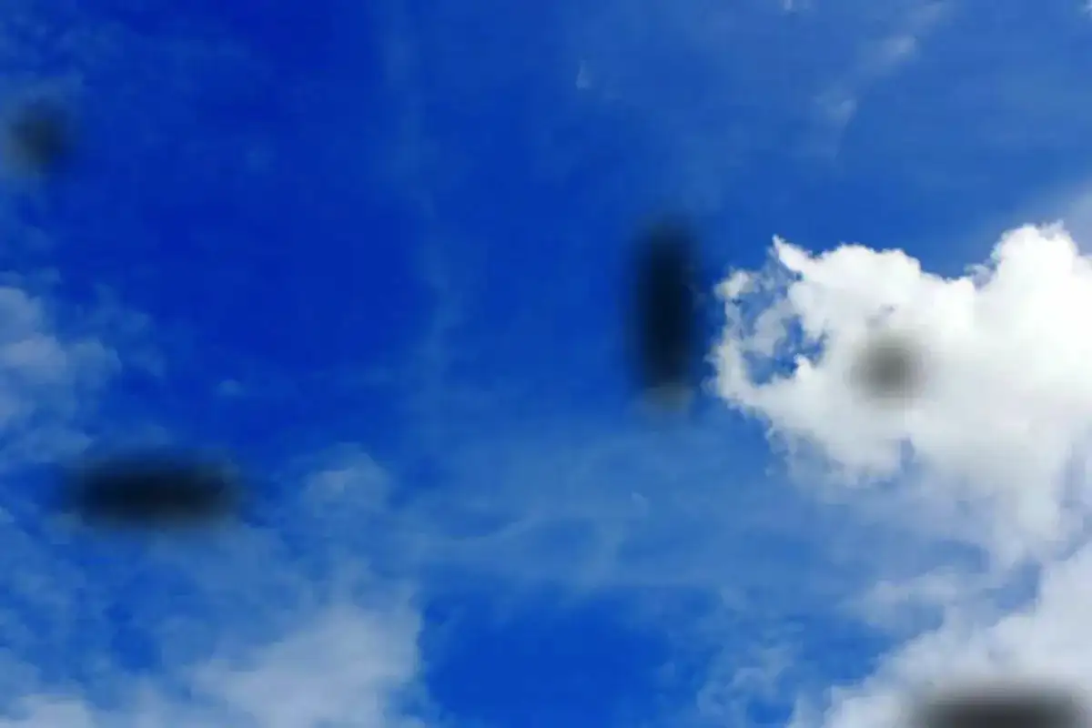 Miért ugrálnak néha „legyek” a szemed előtt – és mikor kell mégis rohanni a szemészhez