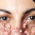 Miért ugrálnak néha „legyek” a szemed előtt – és mikor kell mégis rohanni a szemészhez