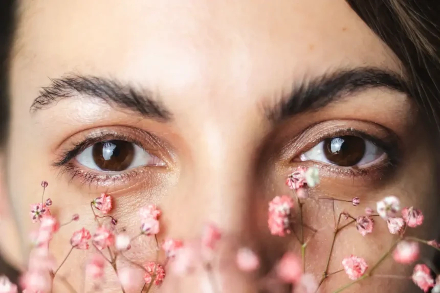 Miért ugrálnak néha „legyek” a szemed előtt – és mikor kell mégis rohanni a szemészhez