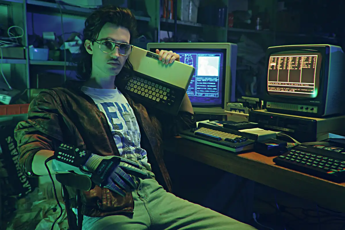 A tinédzserek ajándékozása olyan, mint egy aknamező: ha nem találod el, maximum egy „kösz” és kész. De ha technóval jössz, és pontosan azt hozod, amiről álmodnak… nos, akkor te leszel az év szülője/bátyja/nagynénje. Íme a 20 tuti befutó 2025-ben, amitől leesik az álluk. Hang + atmoszféra, amitől vibrál a szoba Beats Solo 4 – új színek, brutális hang, egész nap bírja JBL Clip 5 – karabinerrel, vízálló, buli bárhol, bármikor Sonos Roam 2 – prémium hang, 10 óra üzemidő, összeköthető a többivel Govee RGBIC LED szalag 30 m – zene szinkron, app + hangvezérlés, TikTok-ready szoba azonnal Galaxy Moon Lamp – 16 szín, távirányító, galaxis hangulat a plafonon Kontentgyártás és kreativitás Polaroid Now Gen 3 – instant fotó, amit kézbe lehet fogni (és kiragasztani a falra) Selfie Ring Light + telefonállvány – profi világítás TikTok/Instagram live-okhoz Metapen Pencil A8 – pixelpontos stylus iPadhez, rajzolás és jegyzetelés új szinten Flashforge Adventurer 5M – belépő 3D nyomtató, amivel saját figurákat printelhet Boldever 4K mini projektor – 120"-es Netflix a plafonon, moziélmény a szobában Őrült és menő játékok Otamatone Deluxe – japán furcsa japán hangszer, amivel virális videókat lehet forgatni Ikarao Karaoke gép + 2 mikrofon – YouTube-karaoke party azonnal PowerUp 4.0 – papírrepülőből RC-drón 30 km/h-val Cosmic Globe Hover Ball – világít, visszatér a kézbe, éjszakai őrület Lightning Reaction Reloaded – aki a leglassabb, áramot kap (kicsit, de fáj, imádni fogják) Praktikus túlélőcuccok, amit titokban imádnak Apple AirTag 4 db-os csomag – soha többé nem veszik el a kulcsot/táskát/telefont Charmast 26800 mAh powerbank 6 kimenettel – egyszerre tölti a telefont, fülhallgatót, órát Ray-Ban Meta okosszemüveg – kamera + nyitott hangszóró + AI, a menőség csúcsa 1000×-es kézi mikroszkóp 4K kijelzővel – bogarak, bőr, pénz, minden durva közelről Hoverpen 3.0 – lebegő toll, ami állva is megáll, csak hogy flexeljen az íróasztalon Melyik lenne a te tinédzsered #1 kívánsága a listáról? Írd meg kommentben, és segítek kiválasztani a tökéleteset!