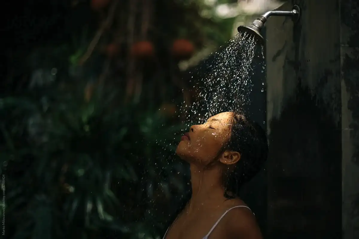 Sötét zuhany: a TikTok-trend, ami tényleg segít jobban aludni – de csak ha okosan csinálod