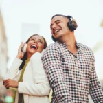 Minden nap hallgatsz zenét? Ezzel 39%-kal csökkented a demencia kockázatát – és még csak hangszeren sem kell játszanod